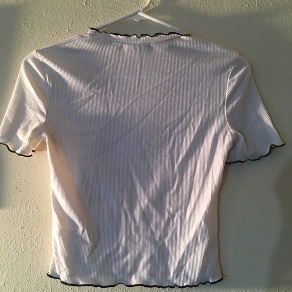 White ribbed shirt with Black subtle ruffle - Picture 2 of 3